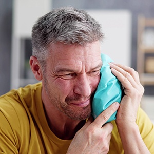 Man using a cold compress